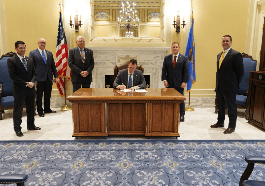 Governor Stitt Signs Executive Order To Protect Oklahoma Energy From Federal Overreach image