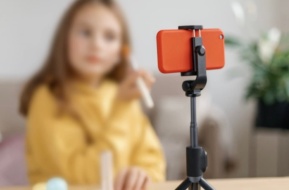 As "Kidfluencers" become more common, Illinois passes law to require compensation image