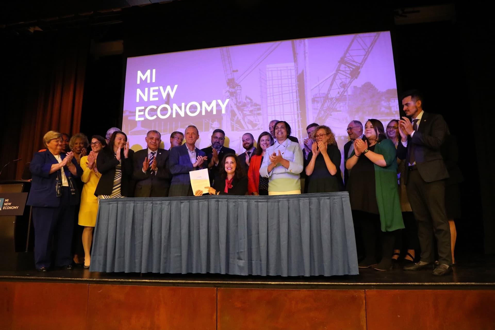 Whitmer signs bill offering more financial assistance for college image