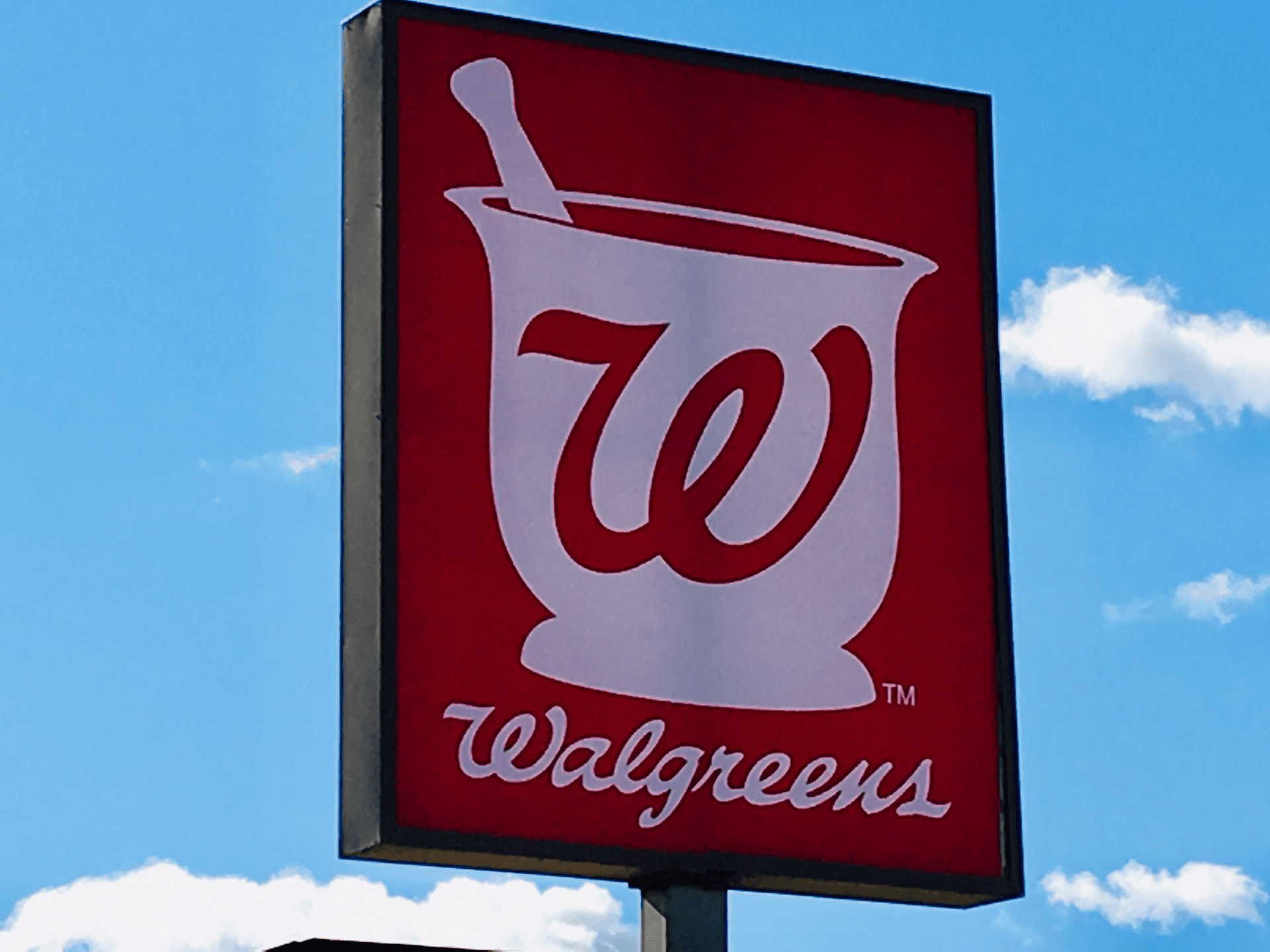 Man shot dead by Walgreens clerk identified image