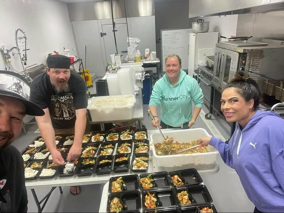 Local restaurant serves up 700 meals to tornado survivors  image