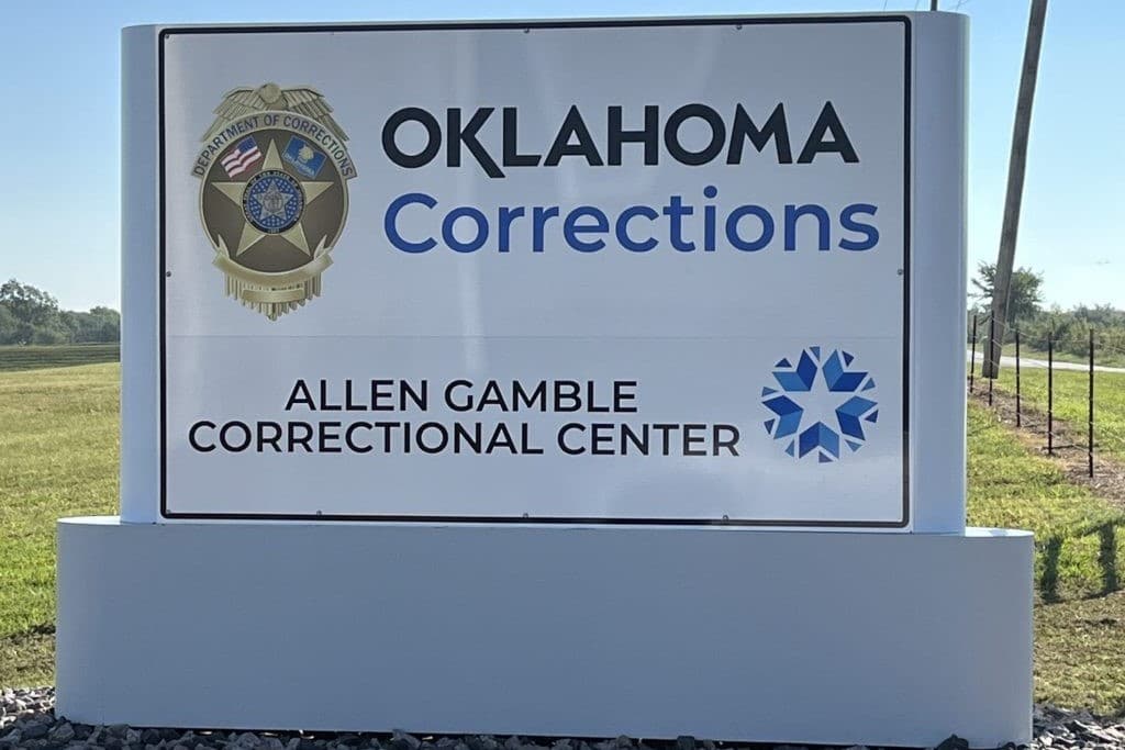 One prisoner called 911 for help at an understaffed Oklahoma prison image